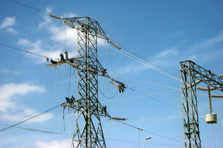 El Gobierno contempla cortes de energía a empresas y un nuevo aumento en las tarifas