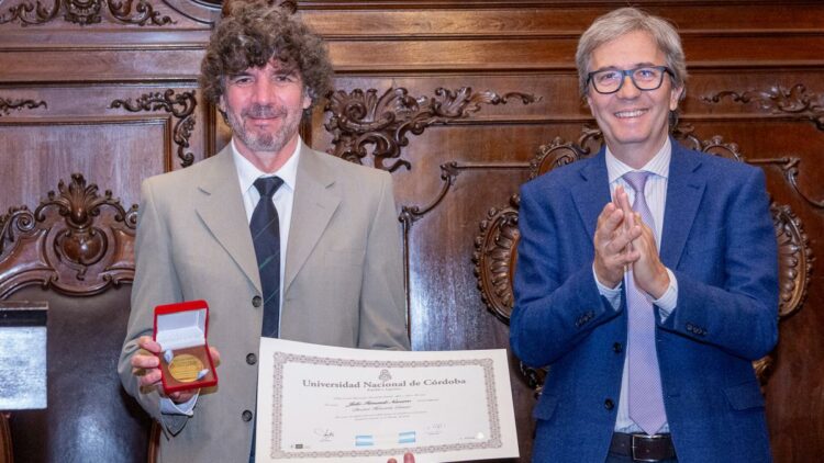 Julio Navarro fue distinguido con el Doctorado Honoris Causa de la UNC.