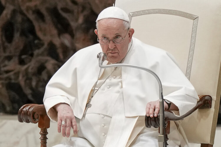 Crece el rechazo al documento del Papa que abrió las puertas a las bendiciones de parejas gay