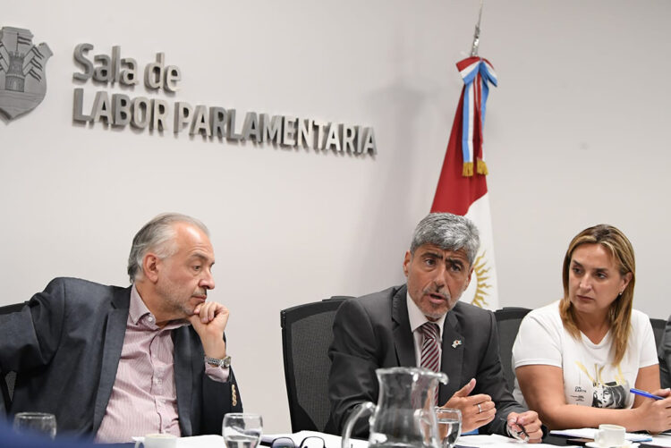 El ministro Juan Pablo Quinteros (centro) junto a la vicegobernadora Myrian Prunotto.
