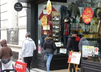 Por la aceleración inflacionaria, el consumo de bienes y servicios cayó 4,1% interanual en noviembre