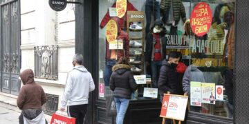 Por la aceleración inflacionaria, el consumo de bienes y servicios cayó 4,1% interanual en noviembre