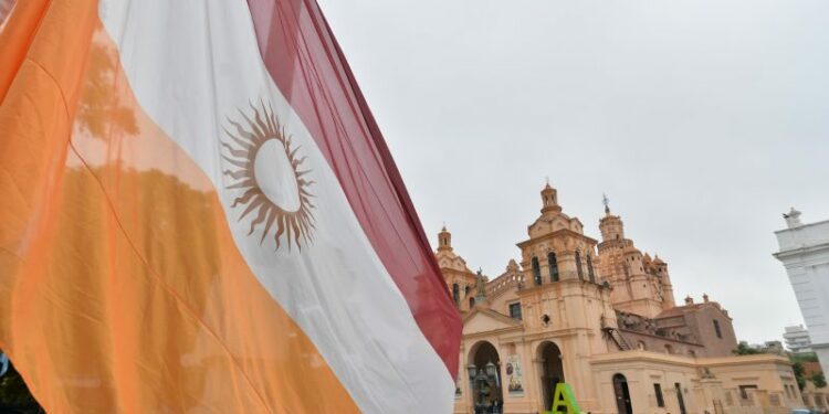 Se izó por primera vez la bandera oficial de la ciudad de Córdoba: dónde fue