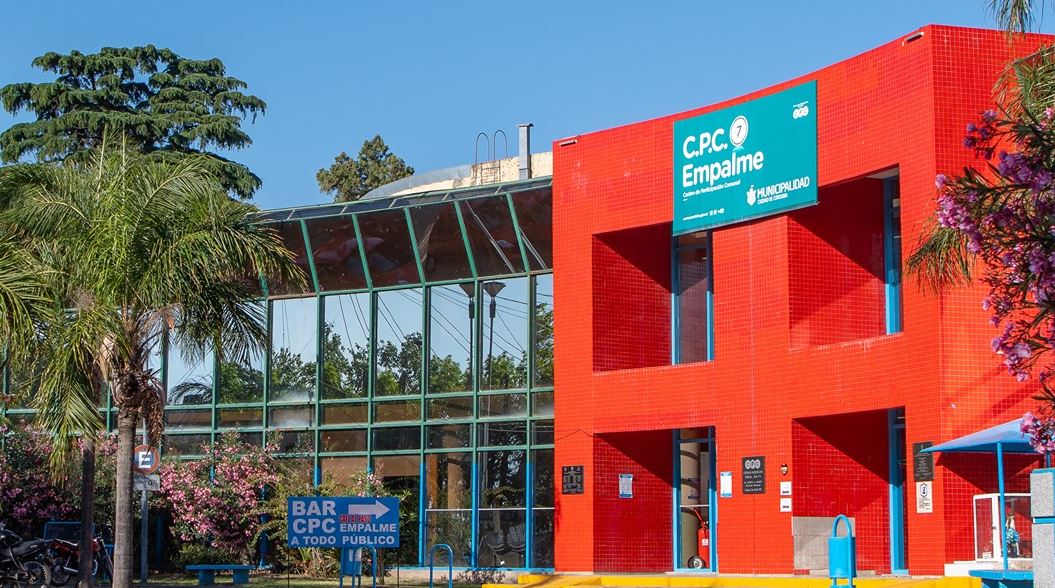 Detienen a un inspector municipal por sobornos y le incautan un Mercedes Benz descapotable
