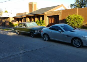 Detienen a un inspector municipal por sobornos y le incautan un Mercedes Benz descapotable