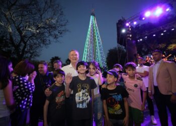 Frente a miles de cordobeses, así fue el encendido del árbol de Navidad en Parque Sarmiento