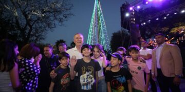 Frente a miles de cordobeses, así fue el encendido del árbol de Navidad en Parque Sarmiento