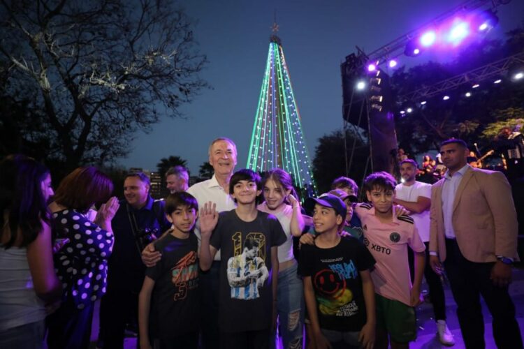 Frente a miles de cordobeses, así fue el encendido del árbol de Navidad en Parque Sarmiento