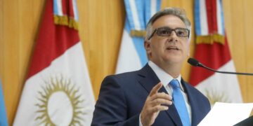 Con foco en austeridad, seguridad, educación, salud y obra pública, Llaryora habló frente a la Legislatura
