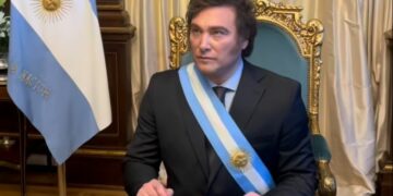 El video del gesto de Milei al sentarse por primera vez en el sillón presidencial recorrió las redes