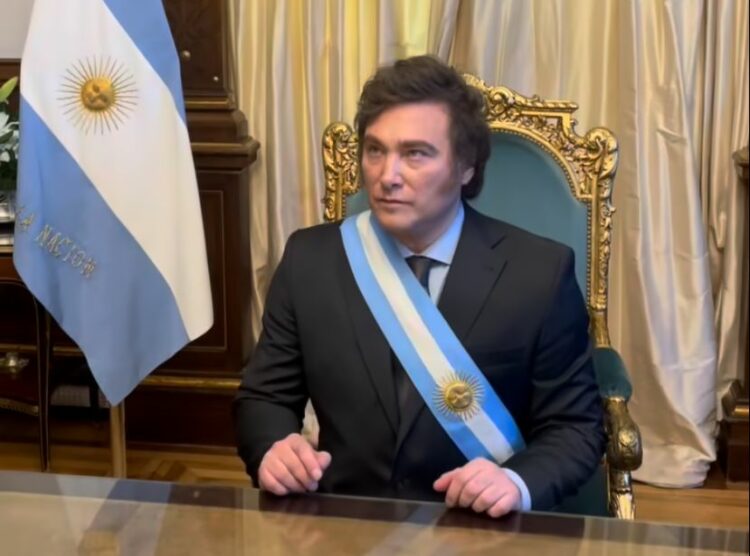 El video del gesto de Milei al sentarse por primera vez en el sillón presidencial recorrió las redes