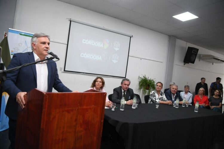 Llaryora ratificó que seguirá con el programa Vida Digna