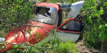 Una avioneta terminó entre la vegetación en Villa Rumipal tras un accidente aéreo