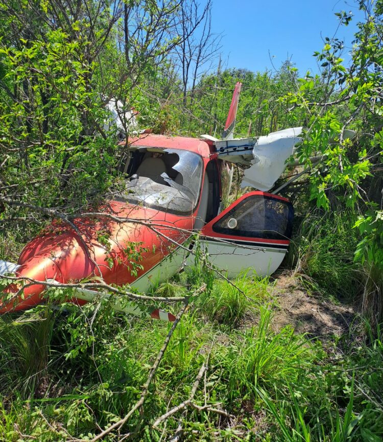 Una avioneta terminó entre la vegetación en Villa Rumipal tras un accidente aéreo