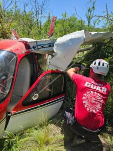 Una avioneta terminó entre la vegetación en Villa Rumipal tras un accidente aéreo