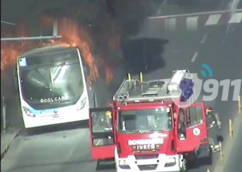 Un colectivo se prendió fuego en pleno centro cordobés y quedó todo registrado