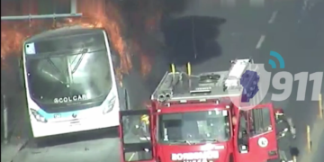 Un colectivo se prendió fuego en pleno centro cordobés y quedó todo registrado