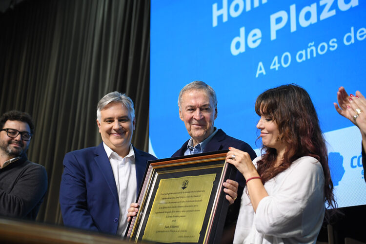 Homenaje a Abuelas a 40 años de la vuelta de la democracia