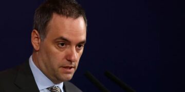 El Gobierno lanza un DNU para desregular el mercado laboral