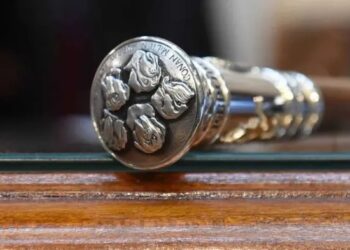 El bastón presidencial de Milei lleva tallados a sus cinco perros