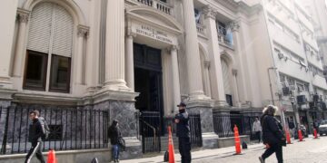 El BCRA fijó una suba mensual del 2% para el dólar oficial