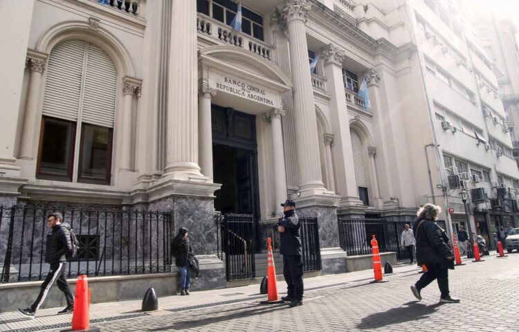El BCRA fijó una suba mensual del 2% para el dólar oficial