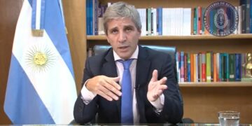 Caputo anunció una fuerte devaluación y el dólar oficial pasará a valer 800 pesos