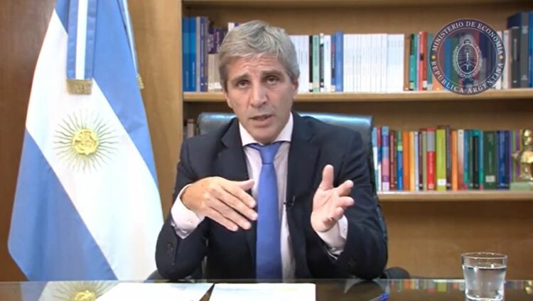 Caputo anunció una fuerte devaluación y el dólar oficial pasará a valer 800 pesos