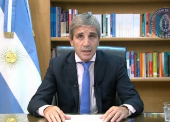 Caputo anunció una devaluación superior al 100% y un fuerte ajuste del gasto público