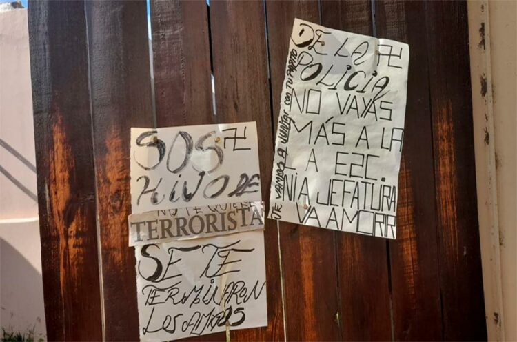 Los mensajes amenazantes iban acompañados de seis balas y esvásticas.