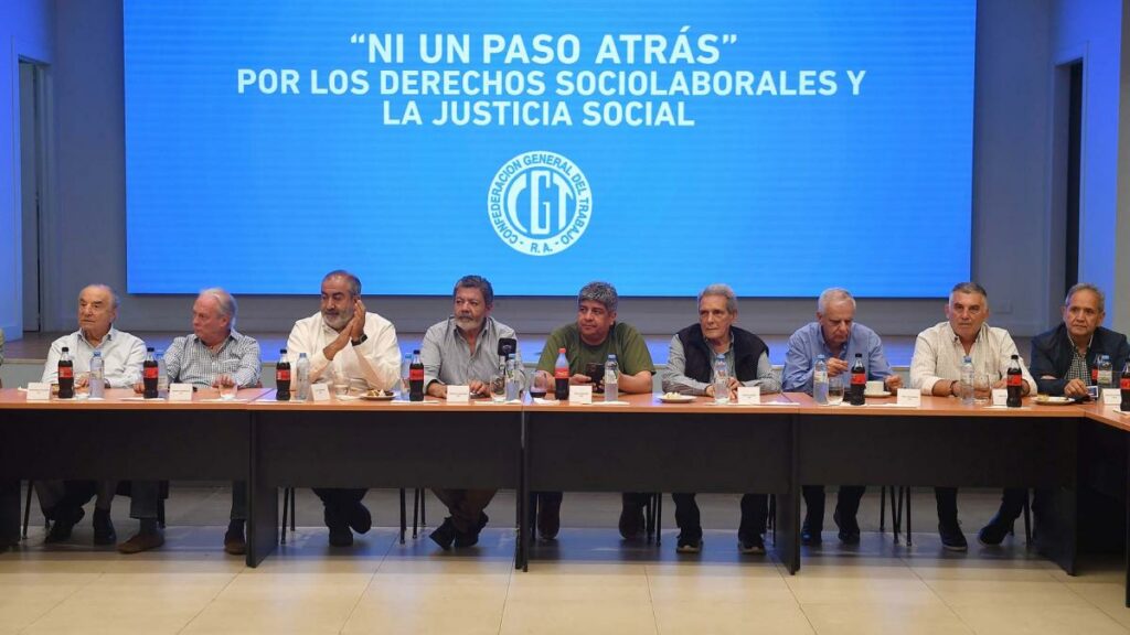 Las centrales sindicales vuelven a activarse contra el DNU oficial