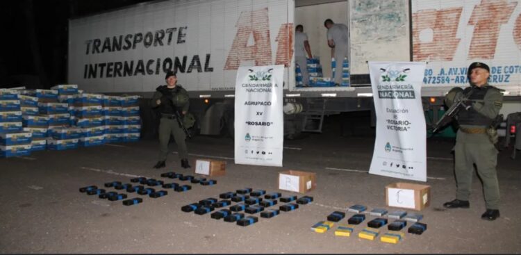 Secuestran 56 kilos de cocaína en camión proveniente de Bolivia con destino al Mercado Central