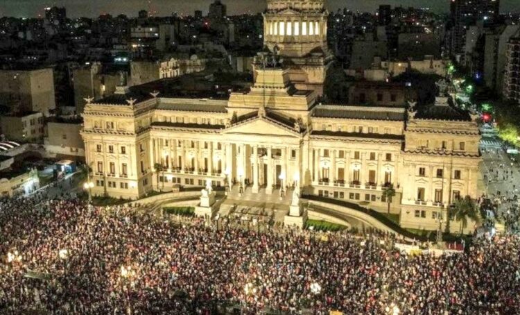 Miles de personas se manifestaron en la noche del miércoles ante el Congreso.