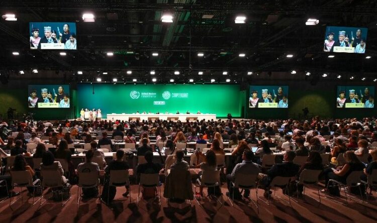 La cumbre climática de Dubai se extiende por falta de acuerdo sobre el uso de los combustibles fósiles