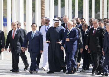 Histórico pacto para dejar atrás las energías fósiles