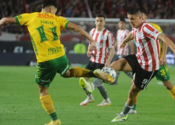 Estudiantes y Defensa quieren cerrar el 2023 con un trofeo