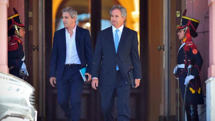 Caputo y su Secretario de Finanzas, Pablo Quirno, al salir de la Casa Rosada.