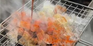 Furor en China por una comida a base de cubitos de hielo picantes a la parrilla