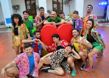 Un proyecto escénico que combina bailes y música popular