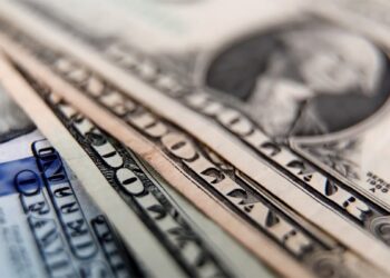 Anticipan que el dólar oficial se irá a $500 el próximo lunes