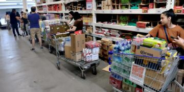 Supermercados y mayoristas colmados de consumidores que trataron de reabastecerse ante las remarcaciones