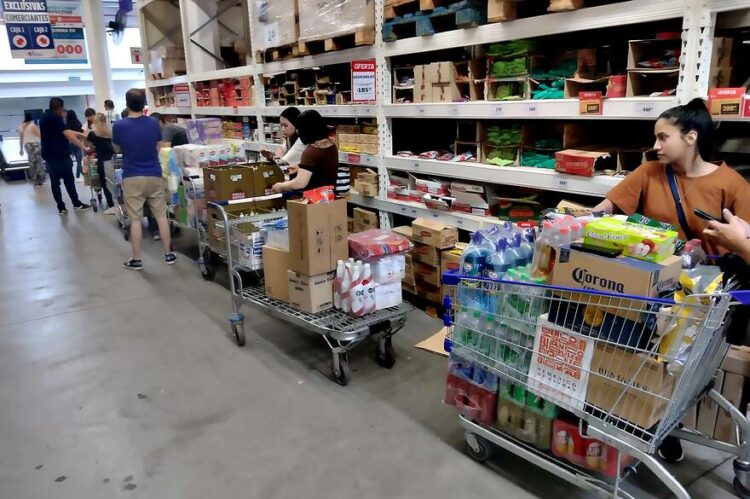 Supermercados y mayoristas colmados de consumidores que trataron de reabastecerse ante las remarcaciones