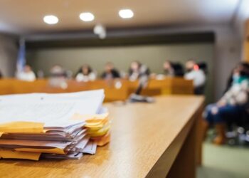 Absuelven a cinco policías acusados de robo de autopartes en un depósito judicial