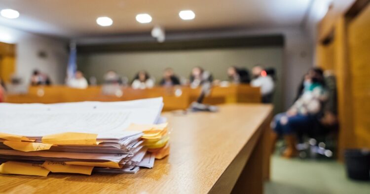 Absuelven a cinco policías acusados de robo de autopartes en un depósito judicial