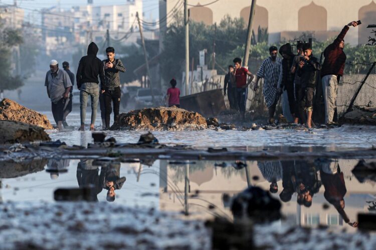 19-05-2021 19 May 2021, Palestinian Territories, Khan Yunis: Palestinians inspect the damages after Israeli airstrikes, in Khan Younis in the southern Gaza Strip amid the escalating flare-up of Israeli-Palestinian violence. Photo: Yasser Qudih/APA Images via ZUMA Wire/dpa
POLITICA INTERNACIONAL
Yasser Qudih/APA Images via ZUMA / DPA