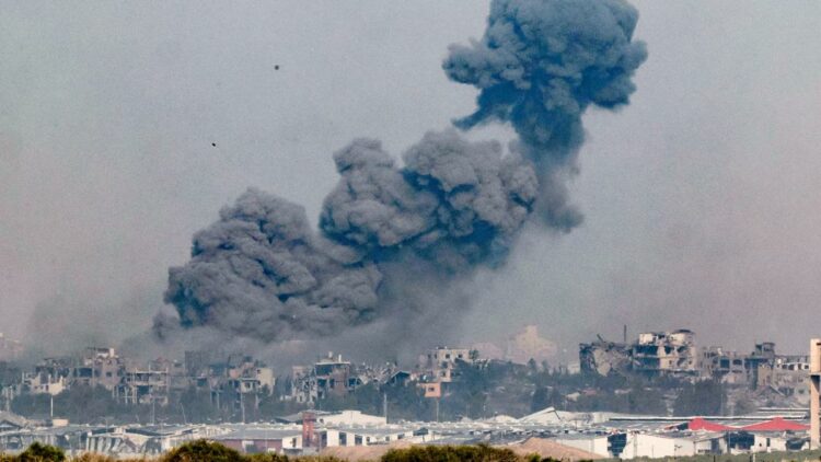 Fuerzas israelíes rodean Khan Yunis, la principal ciudad del sur de la Franja de Gaza.