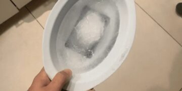 Congeló su tarjeta de crédito dentro un bloque de hielo por un insólito motivo