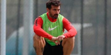 Internaron con una fractura de omóplato a Lavezzi en Uruguay
