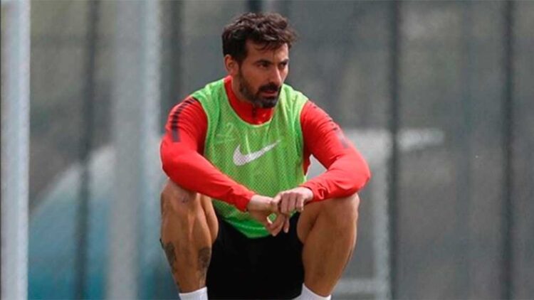 Internaron con una fractura de omóplato a Lavezzi en Uruguay