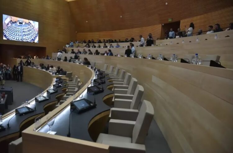 Las sillas vacías de la oposición para no dar quórum en la Unicameral.